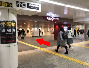 OsakaMetro各線なんば駅改札口から出て道頓堀方面14番出口へ。