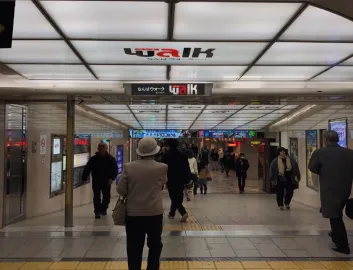 OsakaMetro各線「なんば駅」北東改札口の右手から【なんばウォーク】へ。