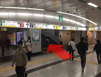 JR各線新宿駅東口改札を出て、右の階段より地上へ出ます。