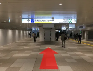 そのまま東口連絡通路を進みます。