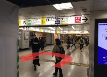 JR各線新宿駅東口改札を出て右へ進み、左にエレベーターがあります。