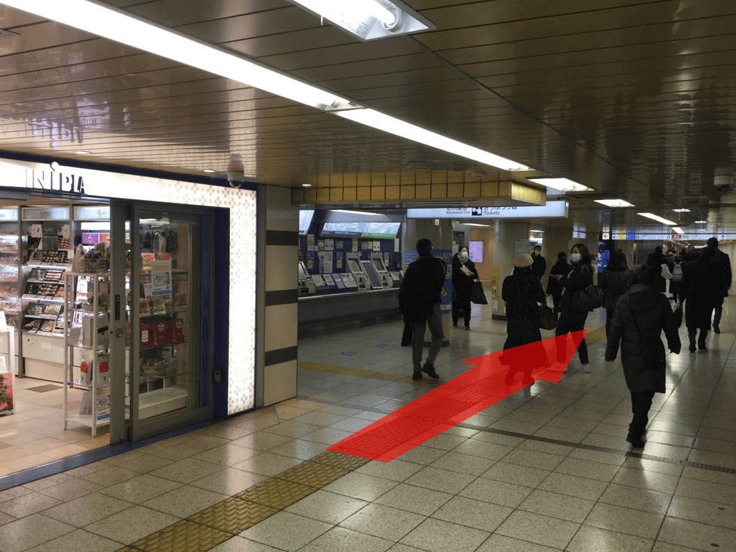 東京メトロ丸ノ内線新宿駅東改札口を出て、右に進みます。