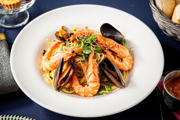 天使の海老と紅ズワイ蟹の濃厚トマトクリームパスタ