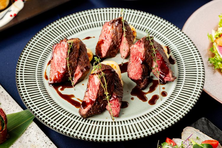 国産牛のサーロインステーキ　～赤ワインバルサミコソース～