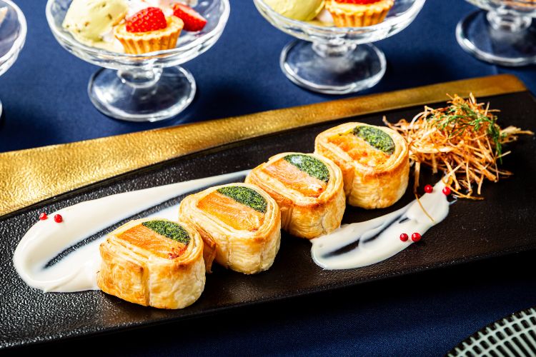 サーモンとほうれん草のパイ包み　～サワークリームソース～