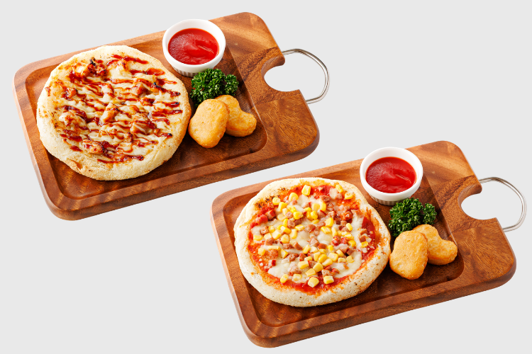 ソーセージ&コーン、テリヤキチキンの2種類のピザ