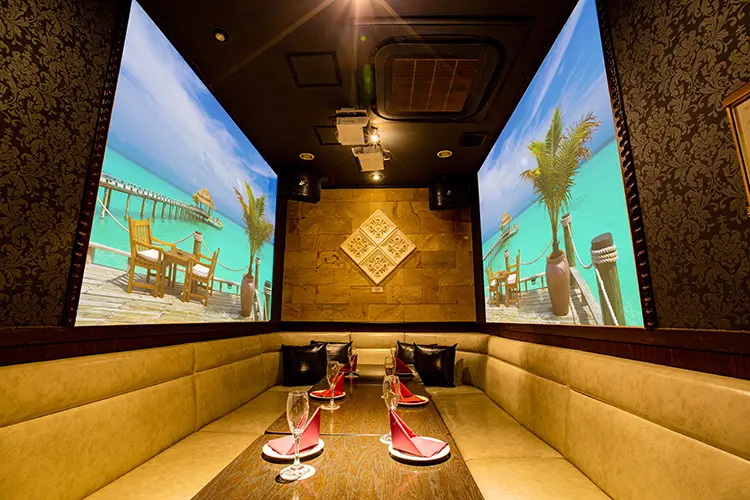 シネマ100インチプロジェクタールームの画像